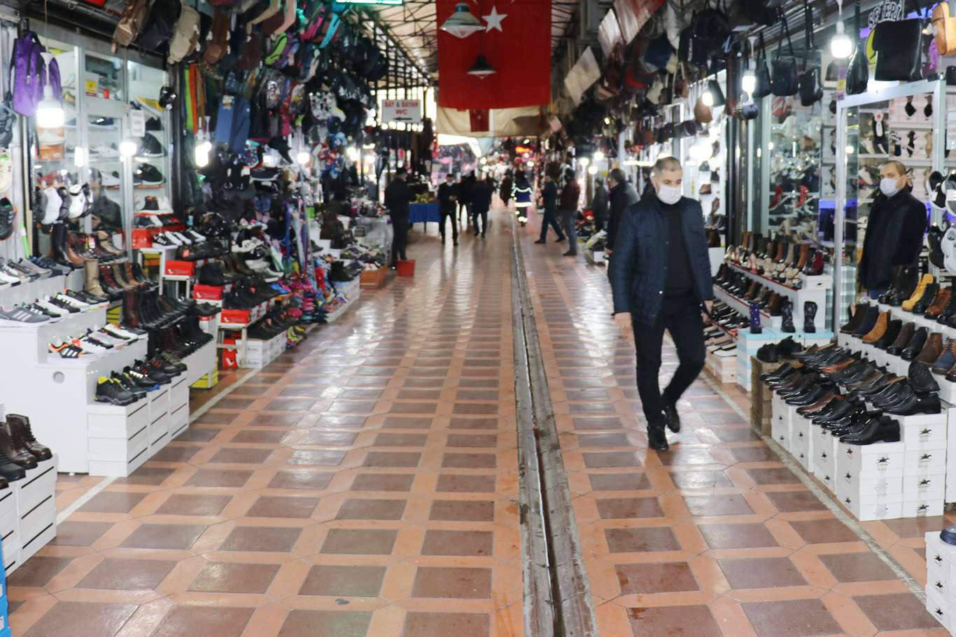 Pandemi nedeniyle yardım alacak esnaf desteğin miktarını da süresini de yetersiz buldu Pandemi nedeniyle yardım alacak esnaf desteğin miktarını da süresini de yetersiz buldu